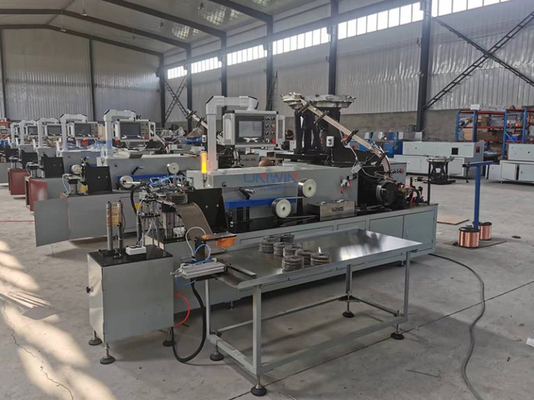 Machine automatique à fabriquer des clous en rouleau avec cerclage en caoutchouc
