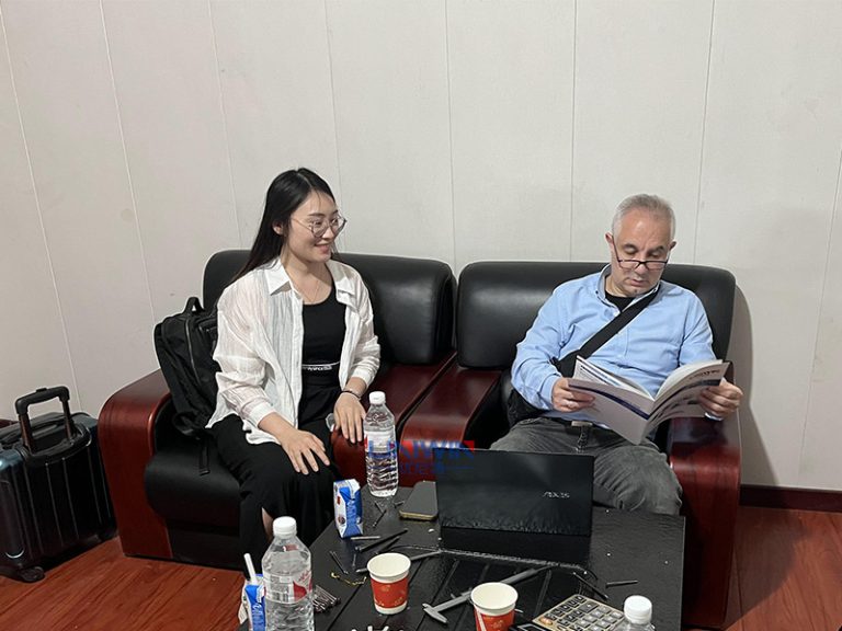 Türkiye müşteri kontrolü 1-6 inç çivi yapma makinesi