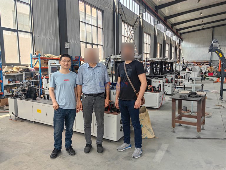 Türkiye müşterisi bobin çivi makinesini inceliyor